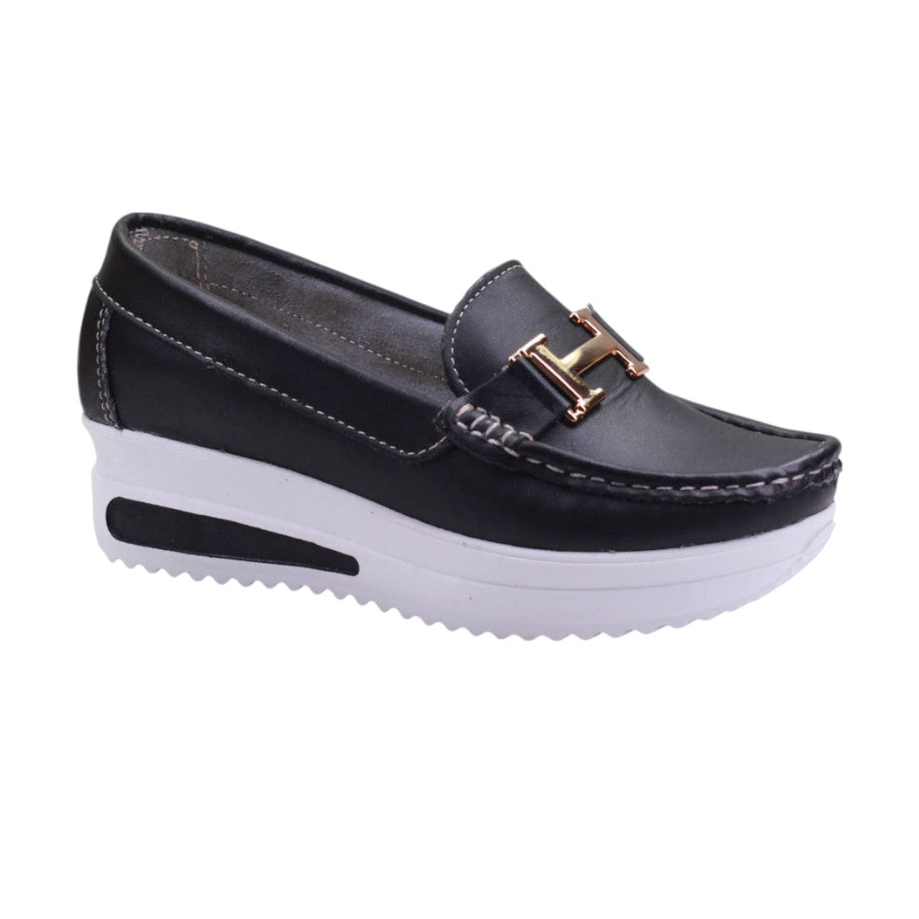 Mocasín para dama de suela blanca medio-alta con herraje de adorno