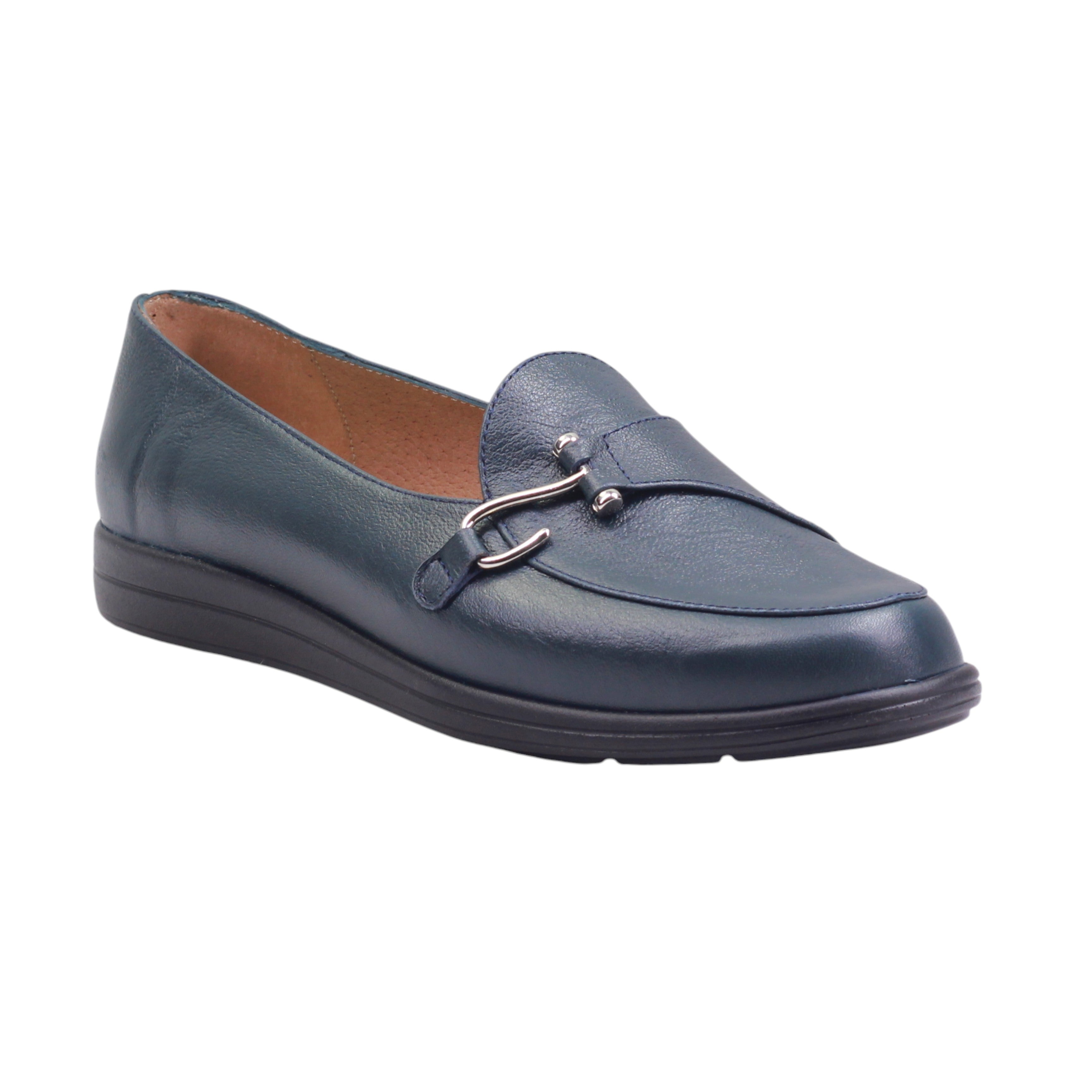 Mocasín de piel con adorno metálico y suela corrida