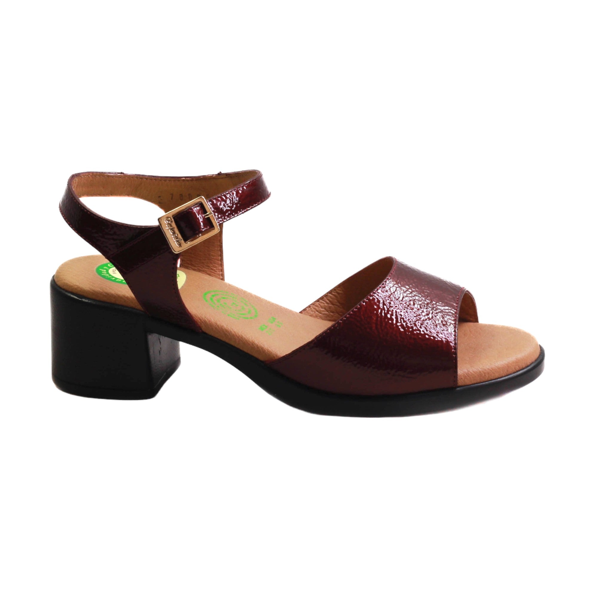 Eleva tu estilo con encanto: Sandalias Capricho en negro y vino con tacón cuadrado medio