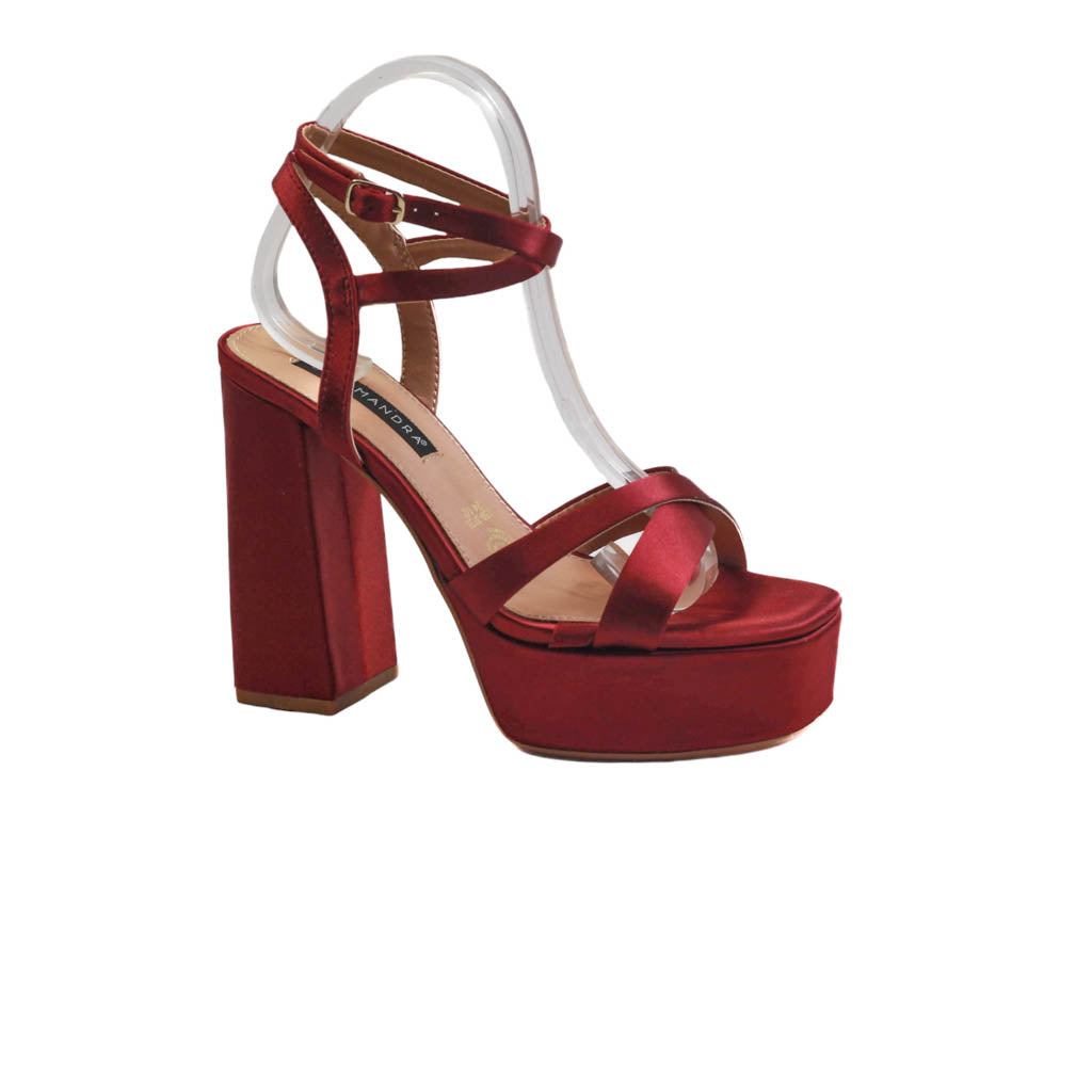 La fusion perfecta de estilo y personalidad: Zapatilla de doble tira en cruce y tiras delgadas al tobillo