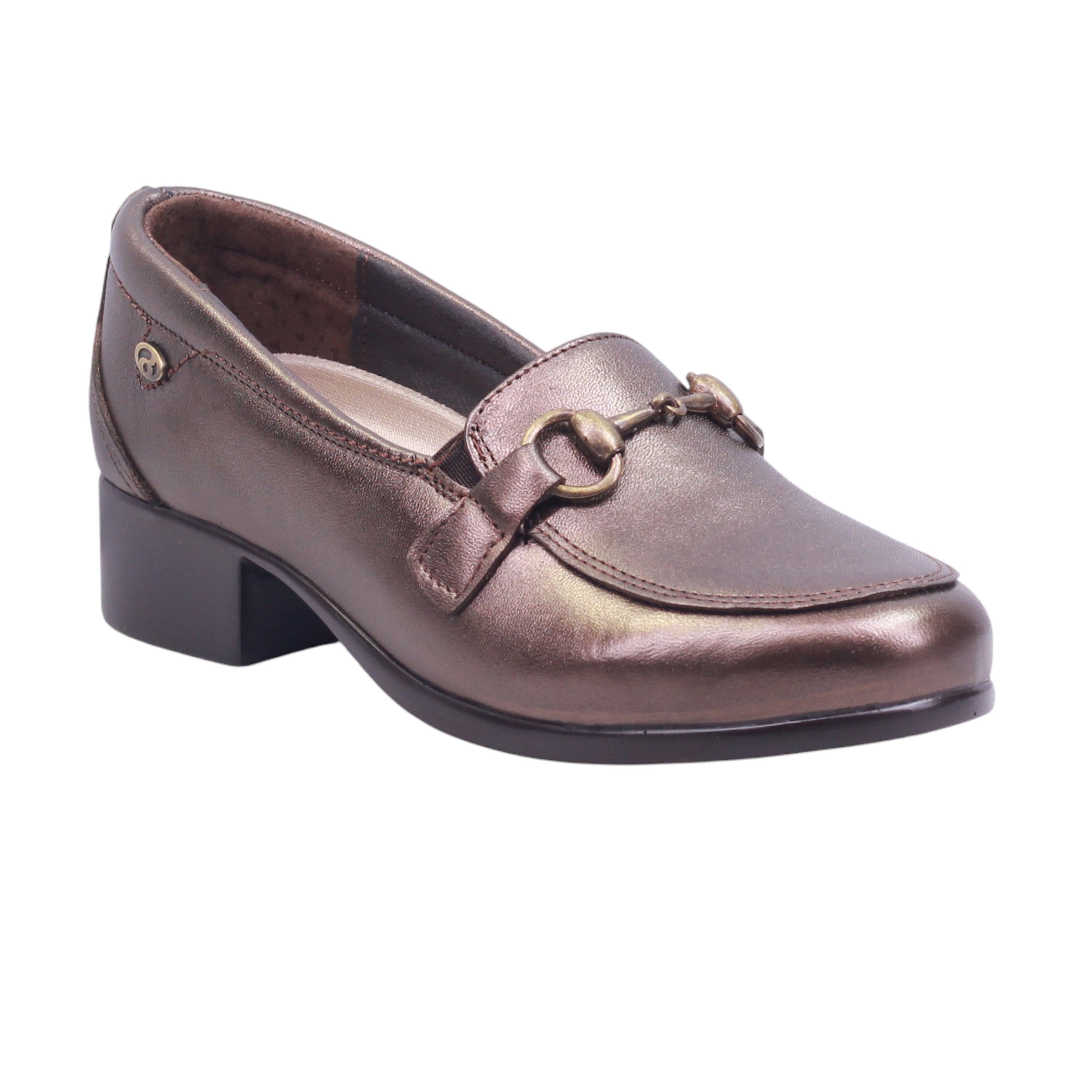 Mocasín de piel con detalle metálico frontal