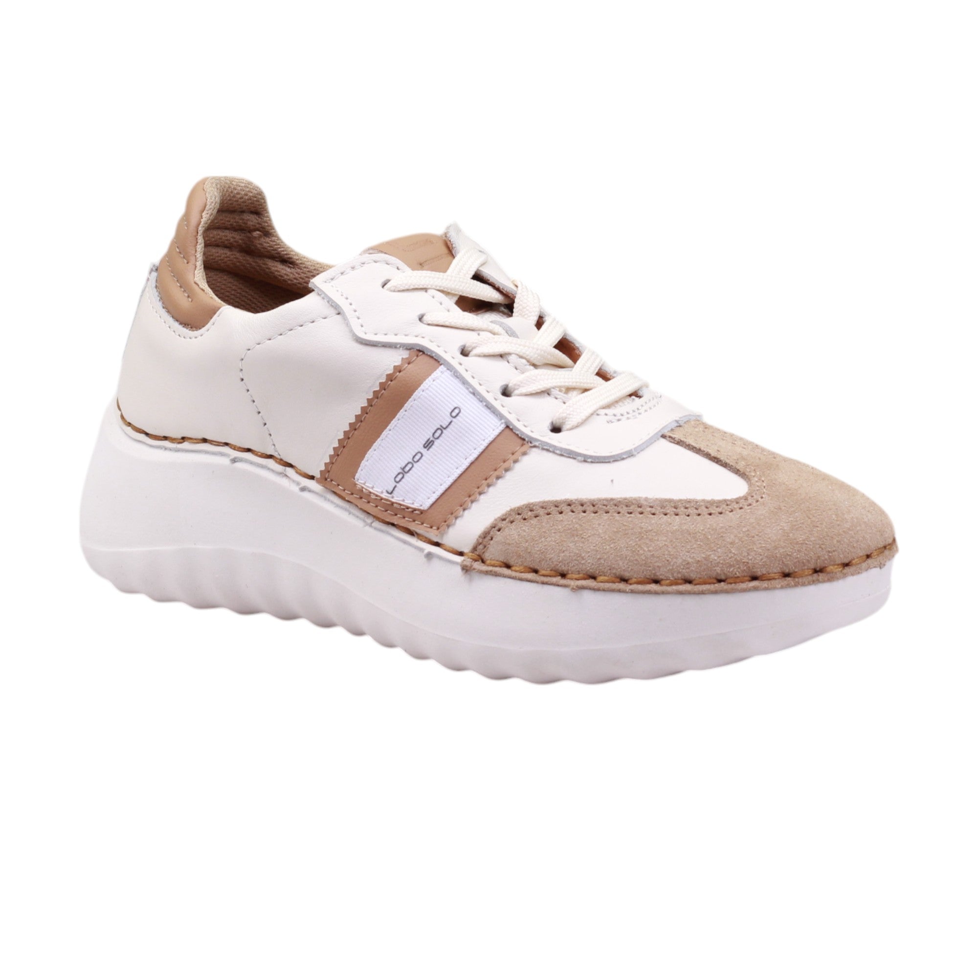 Calzado tenis de suela ancha y ajuste en agujetas