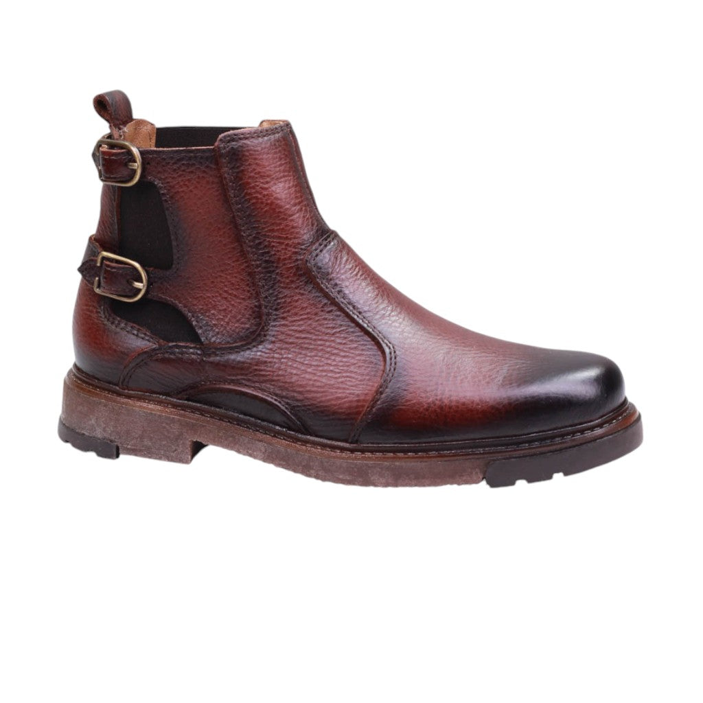Bota para caballero con doble hebilla de adorno trasero y ajuste en elástico lateral.