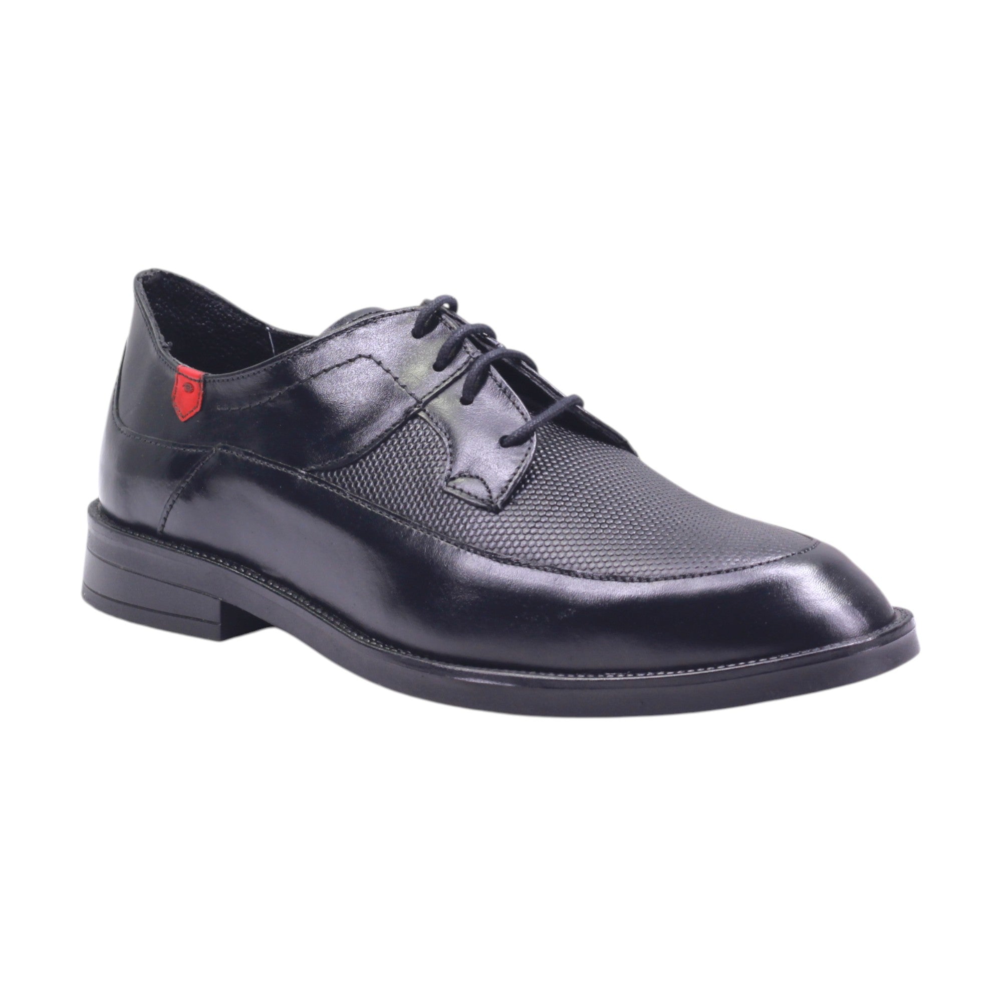 Zapato con grabado frontal, ajuste en agujetas y tacón bajo
