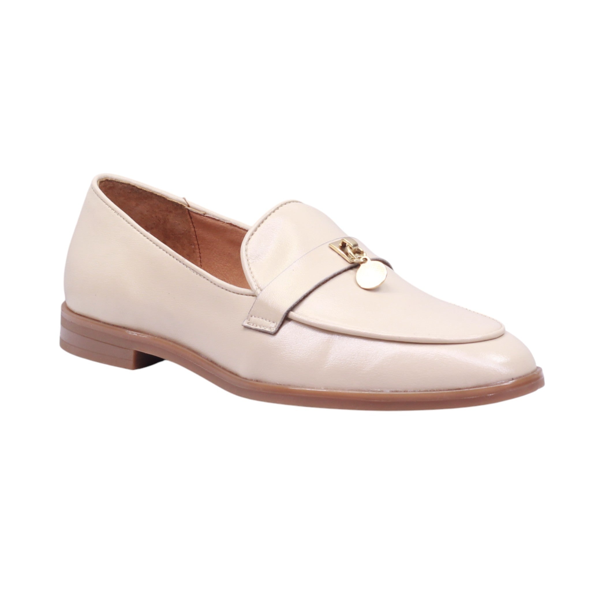 Mocasín de dama con adorno metálico