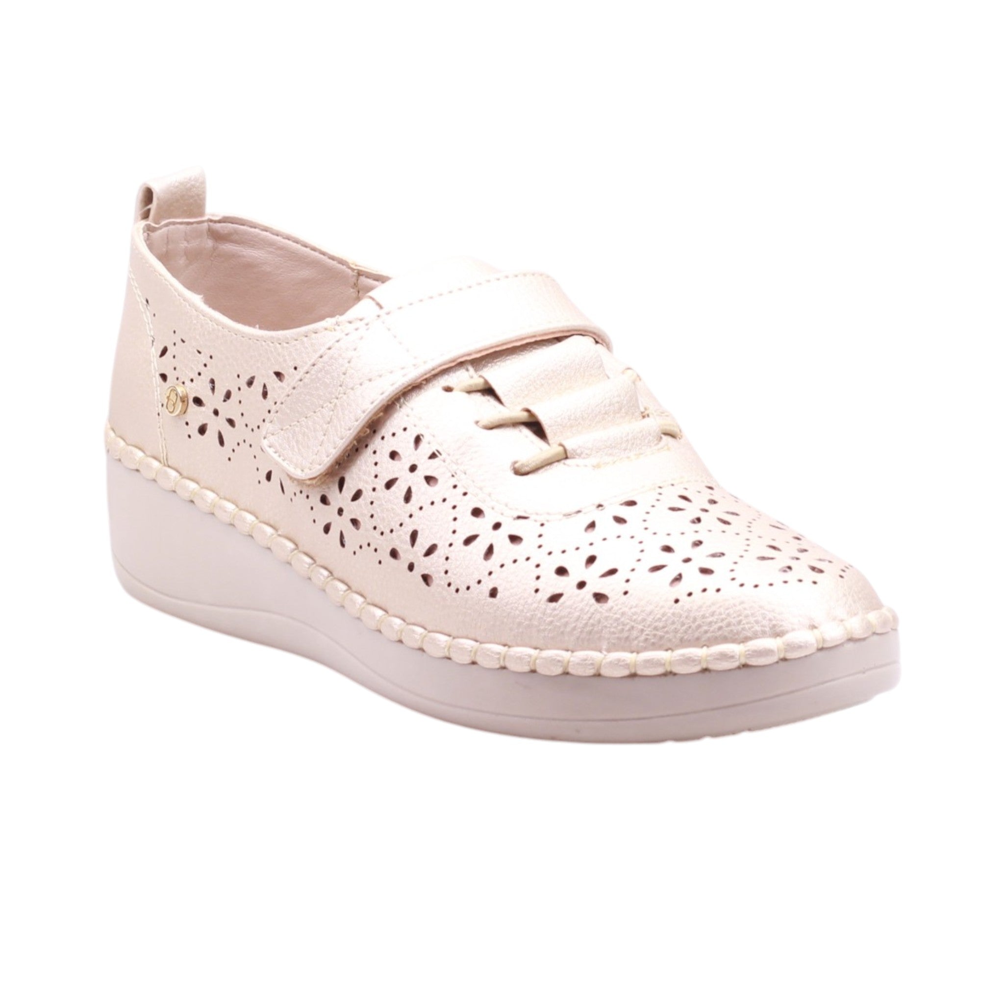 Calzado con velcro y perforaciones