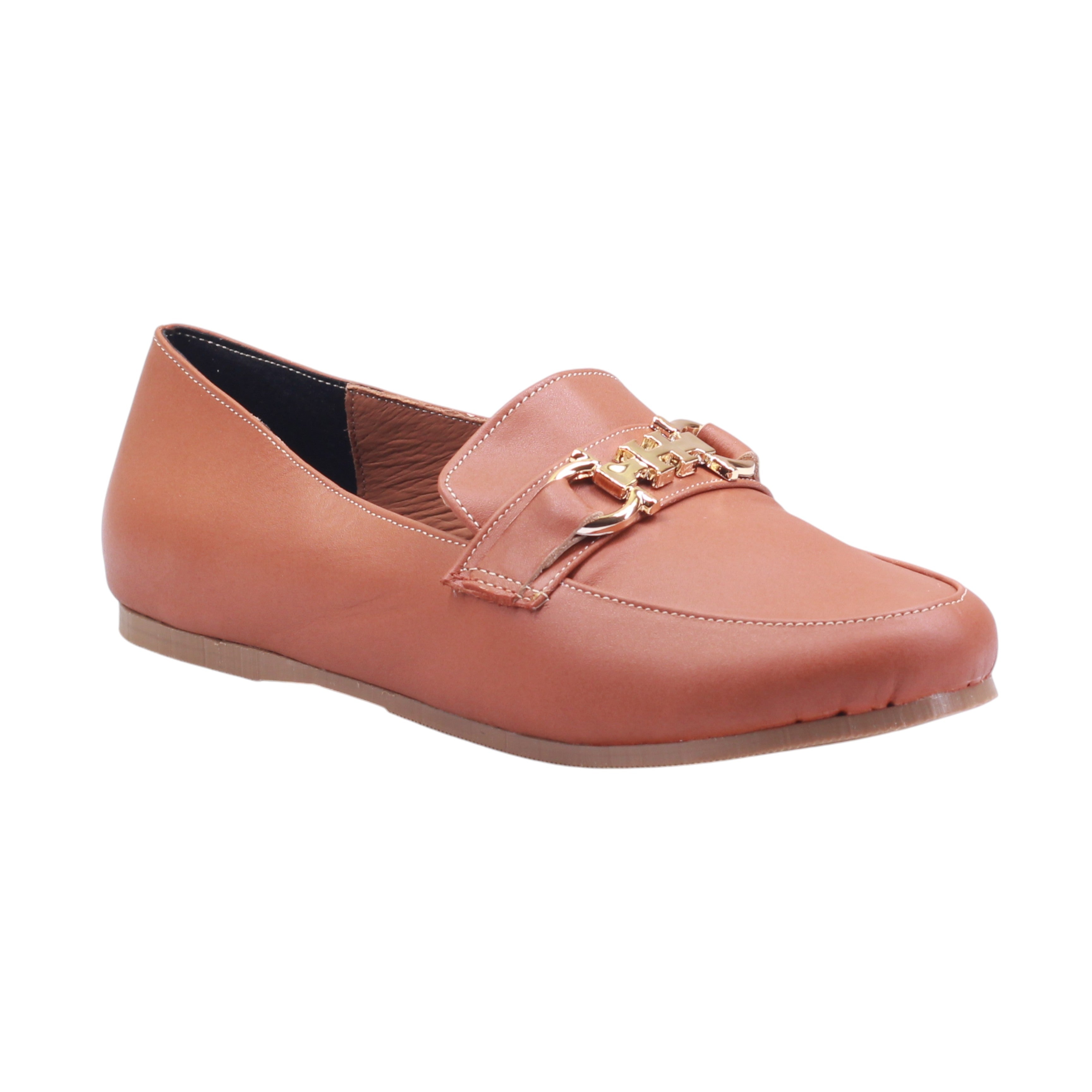 Calzado con adorno metálico y diseño estilizado