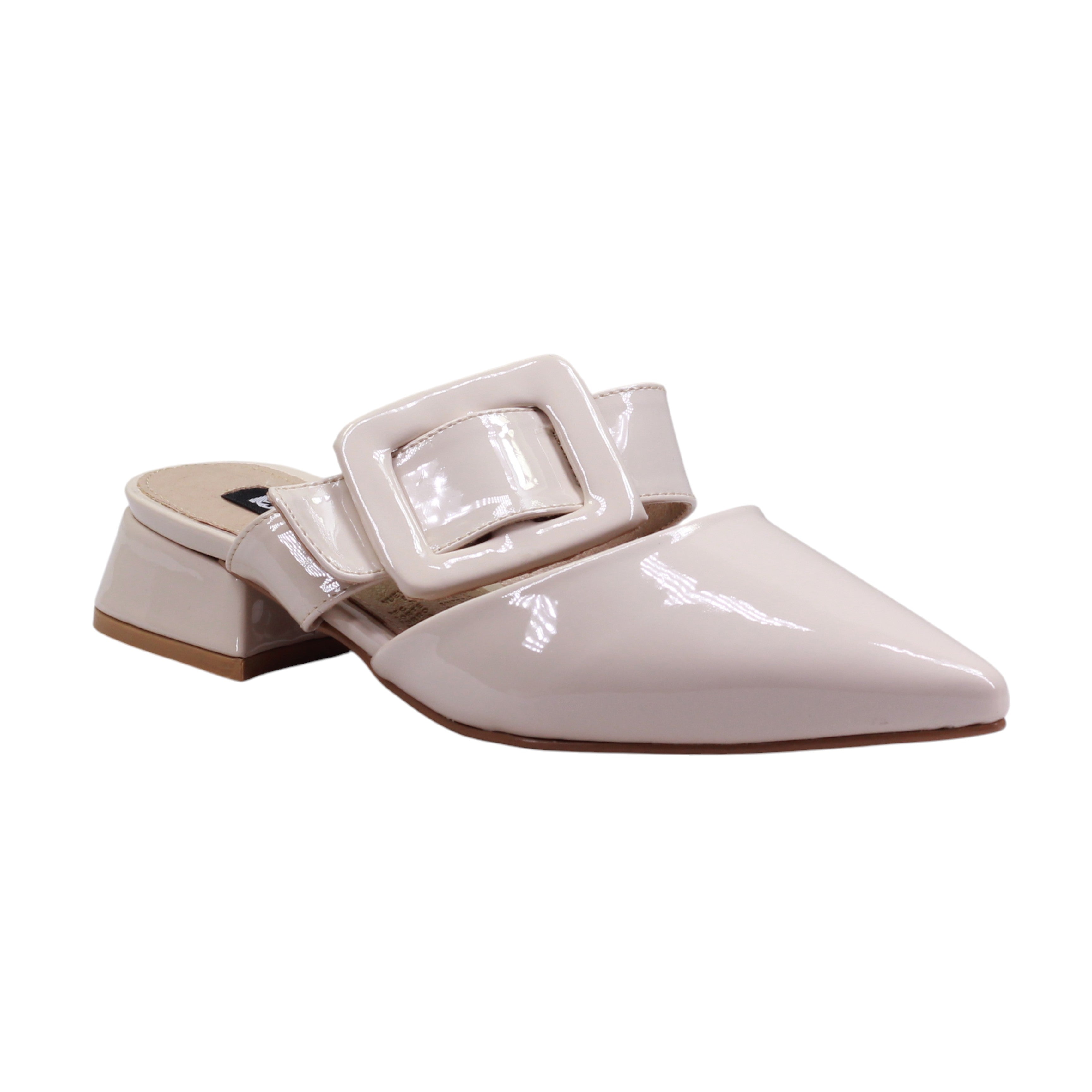 Mule destalonado con broche decorativo y acabado brillante