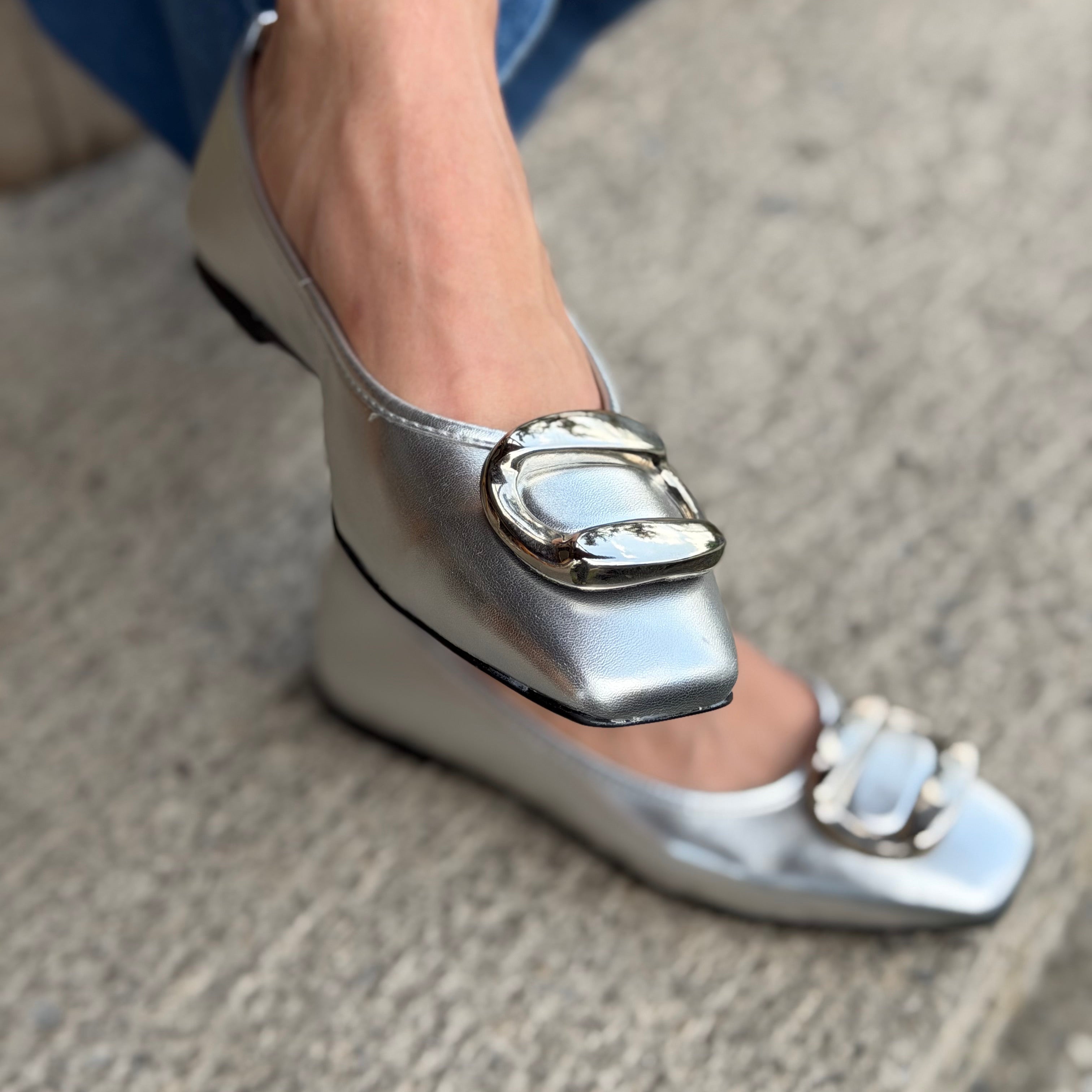 Flats para dama de piel lisa y tacón bajo, herraje frontal