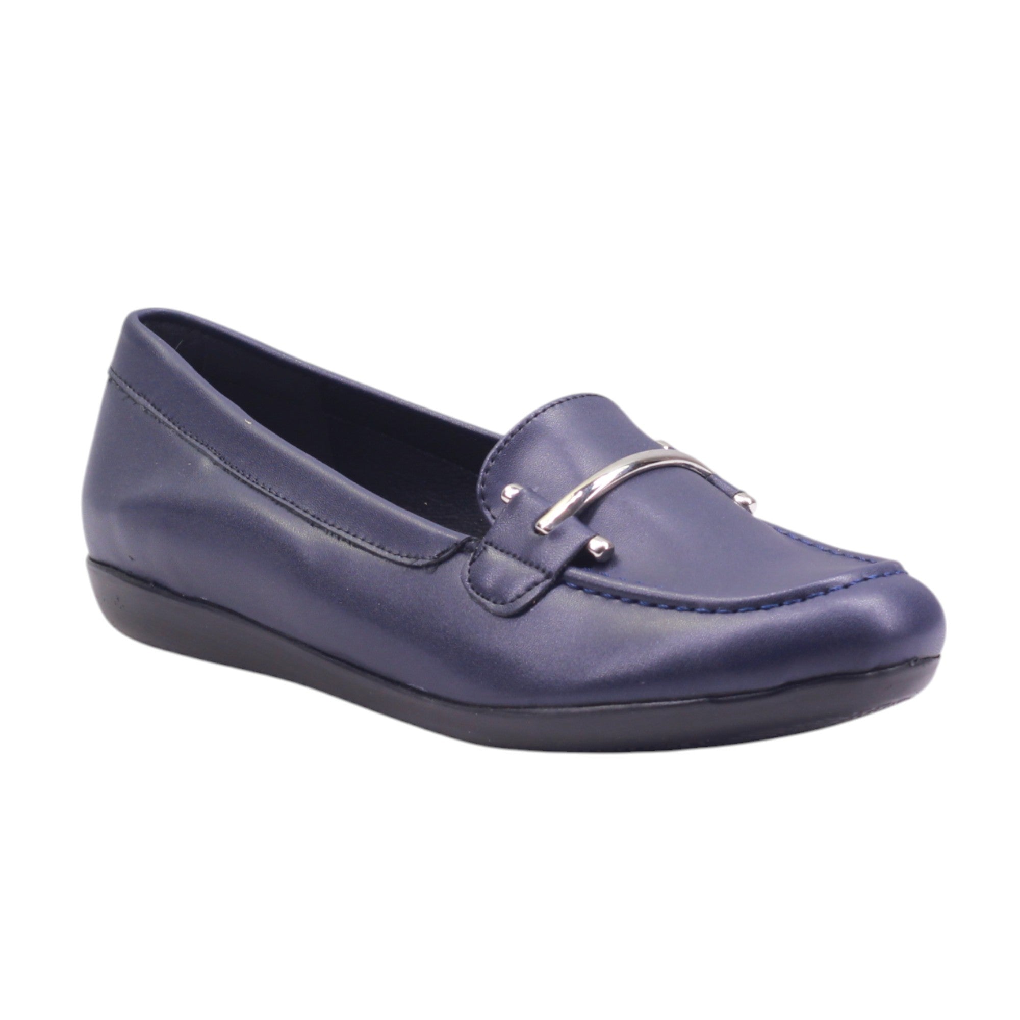 Mocasín rojo tipo charol con detalle metálico frontal
