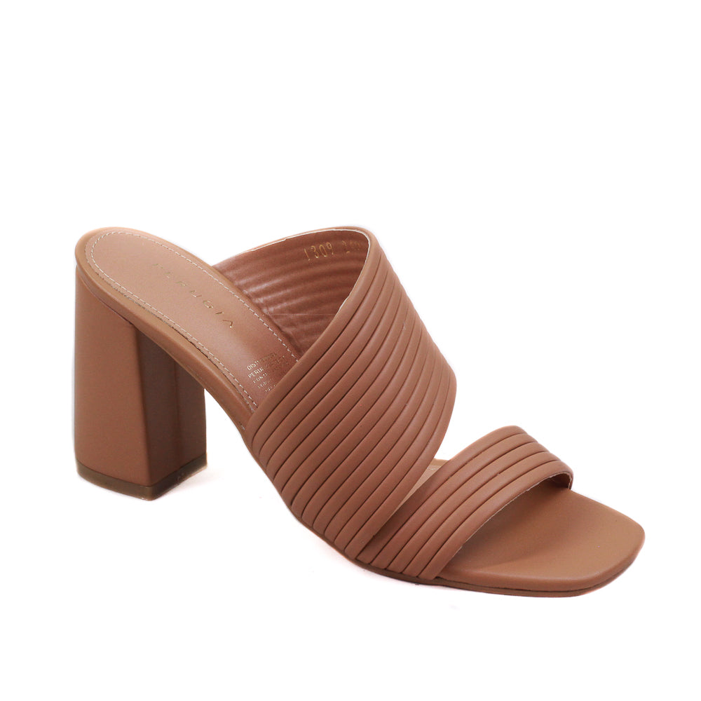 Zapatilla para dama con tacón grueso y tira ancha diagonal