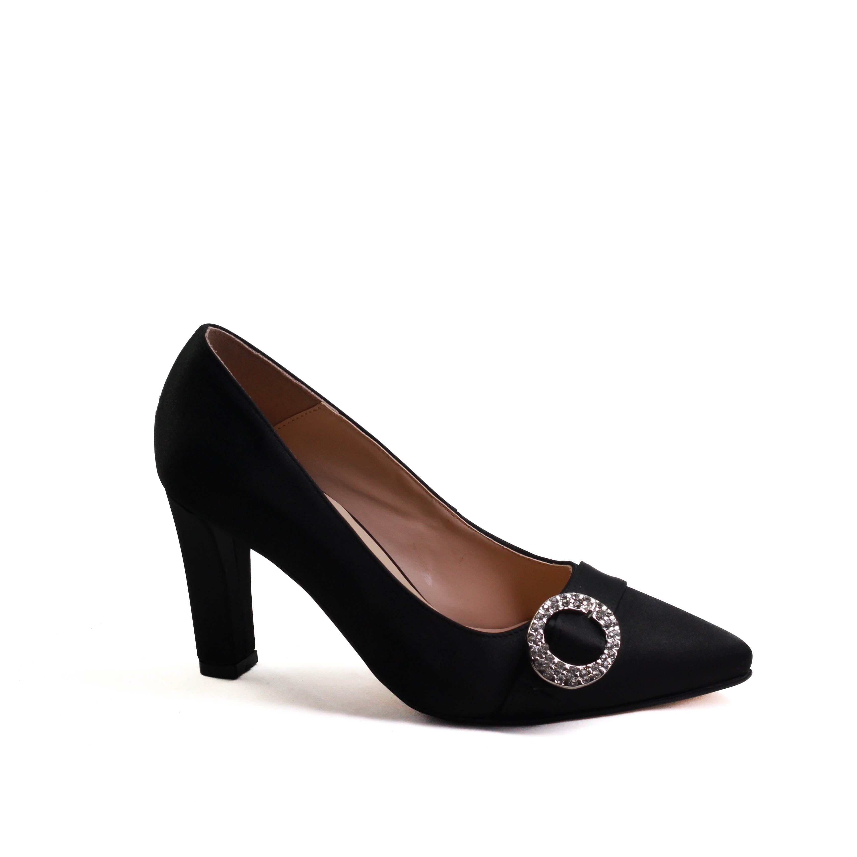 Zapatilla para dama de punta con adornos en piedras